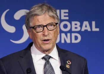 Em carta anual, Bill Gates alerta que a IA pode ser usada para criar armas biológicas e cobra respostas internacionais.