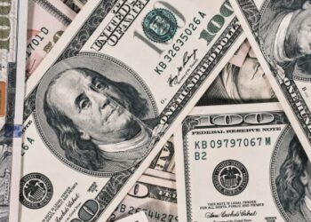 Ouro bate recorde acima de US$ 5.300 após forte desvalorização do dólar e expectativa por decisão do Fed.