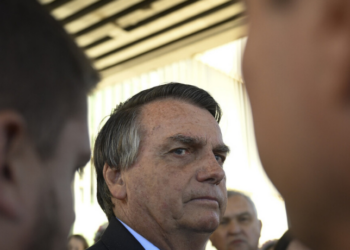 A defesa de Jair Bolsonaro solicitou ao STF autorização para que ele participe do programa de remição de pena por leitura, visando reduzir parte da pena de 27 anos e 3 meses. Cada livro resenhado corretamente permite quatro dias de abatimento.