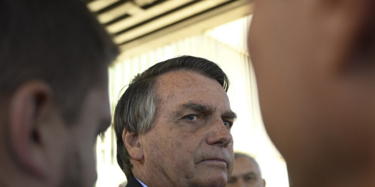 A defesa de Jair Bolsonaro solicitou ao STF autorização para que ele participe do programa de remição de pena por leitura, visando reduzir parte da pena de 27 anos e 3 meses. Cada livro resenhado corretamente permite quatro dias de abatimento.