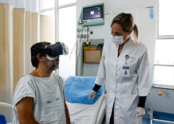 O CER Leblon utiliza realidade virtual para reabilitação de pacientes, oferecendo experiências imersivas que estimulam a neuroplasticidade, o bem-estar emocional e a adesão às terapias hospitalares.