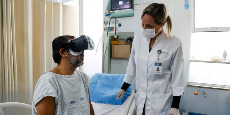 O CER Leblon utiliza realidade virtual para reabilitação de pacientes, oferecendo experiências imersivas que estimulam a neuroplasticidade, o bem-estar emocional e a adesão às terapias hospitalares.