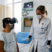 O CER Leblon utiliza realidade virtual para reabilitação de pacientes, oferecendo experiências imersivas que estimulam a neuroplasticidade, o bem-estar emocional e a adesão às terapias hospitalares.