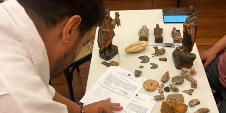 Peças sacras e bens arqueológicos apreendidos há mais de 20 anos foram devolvidos à Arquidiocese do Rio de Janeiro em cerimônia oficial, com foco na preservação histórica e cultural.