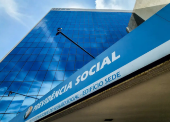 O INSS publicou o calendário de pagamentos de aposentadorias, pensões e auxílios para 2026. Confira as datas completas, separadas por salário mínimo e valores superiores, e saiba como consultar seus benefícios.