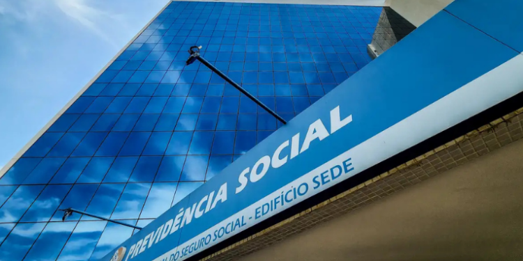O INSS publicou o calendário de pagamentos de aposentadorias, pensões e auxílios para 2026. Confira as datas completas, separadas por salário mínimo e valores superiores, e saiba como consultar seus benefícios.