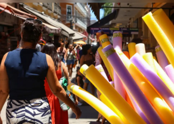O Rio de Janeiro terá 26 feriados municipais em 2026, além de nacionais e estaduais, como Dia de São Jorge. O comércio alerta para possíveis perdas superiores a R$ 2 bilhões, afetando principalmente lojistas de menor porte.