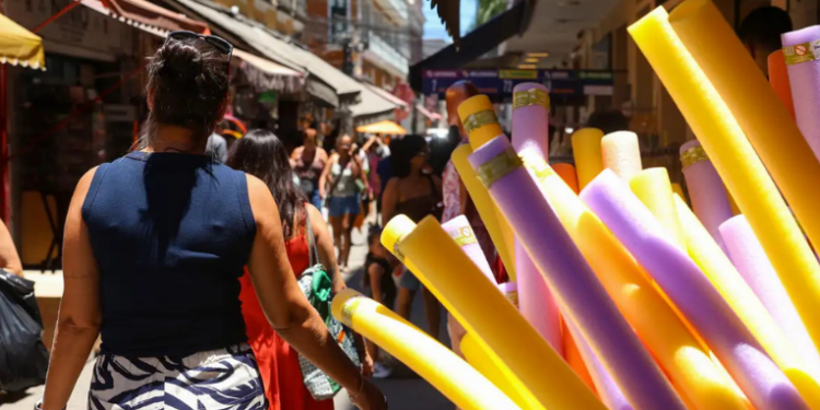 O Rio de Janeiro terá 26 feriados municipais em 2026, além de nacionais e estaduais, como Dia de São Jorge. O comércio alerta para possíveis perdas superiores a R$ 2 bilhões, afetando principalmente lojistas de menor porte.