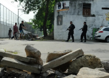 Seis pessoas são presas na Vila Kennedy em nova fase da Operação Contenção, ação das polícias Civil e Militar contra o Comando Vermelho na Zona Oeste do Rio de Janeiro.