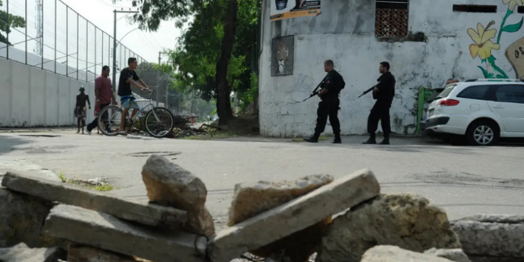 Seis pessoas são presas na Vila Kennedy em nova fase da Operação Contenção, ação das polícias Civil e Militar contra o Comando Vermelho na Zona Oeste do Rio de Janeiro.