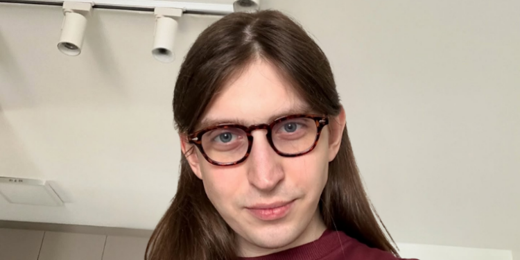O influenciador digital Felca relata ameaças de crianças após mudanças no chat de voz do Roblox, embora não tenha ligação direta com a plataforma.