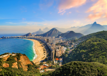 Operação Preço Justo na Praia começa no Rio de Janeiro para combater cobranças abusivas, consumação mínima e venda casada em barracas e quiosques da orla.