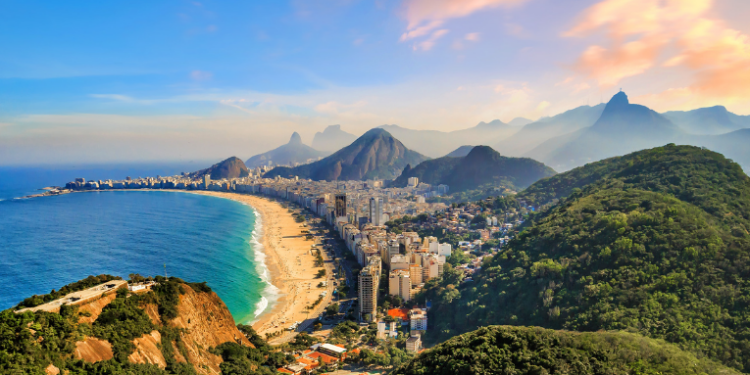Operação Preço Justo na Praia começa no Rio de Janeiro para combater cobranças abusivas, consumação mínima e venda casada em barracas e quiosques da orla.