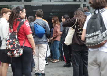 Resultados do Enem 2025 são divulgados. Participantes podem conferir notas na Página do Participante e se inscrever no Sisu, Prouni e Fies. Confira datas e orientações.