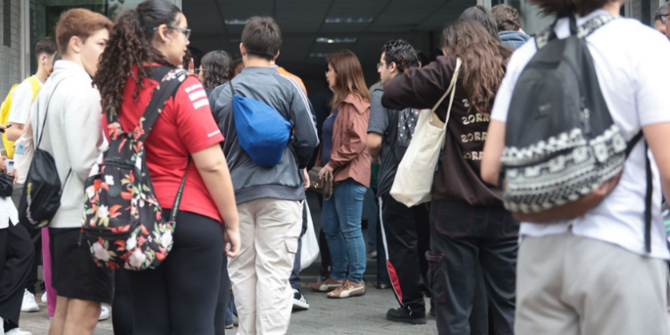 Resultados do Enem 2025 são divulgados. Participantes podem conferir notas na Página do Participante e se inscrever no Sisu, Prouni e Fies. Confira datas e orientações.