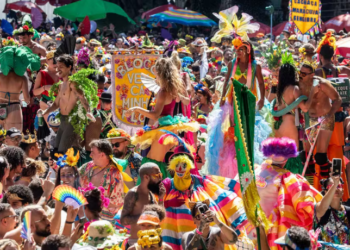 Rio de Janeiro reforça segurança para o Carnaval 2026 com mais de 4 mil policiais, viaturas, monitoramento aéreo e reconhecimento facial em blocos de rua.