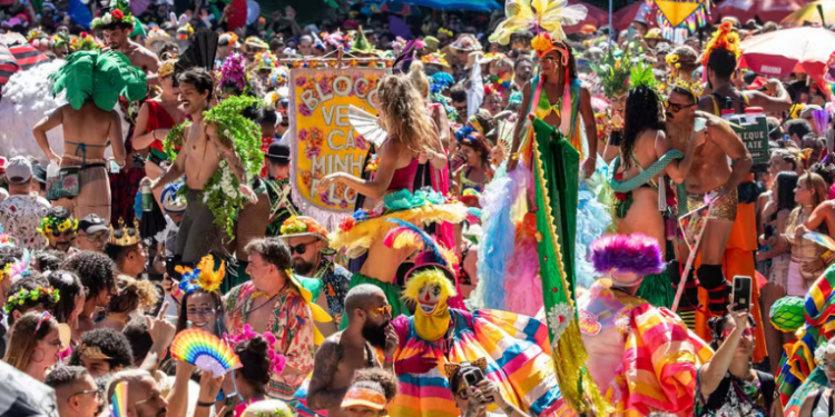 Rio de Janeiro reforça segurança para o Carnaval 2026 com mais de 4 mil policiais, viaturas, monitoramento aéreo e reconhecimento facial em blocos de rua.