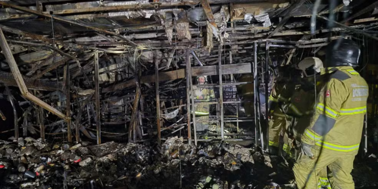 Incêndio no Shopping Tijuca deixa duas mortes e levanta questionamentos sobre equipamentos de segurança e evacuação; investigação apura falhas no combate ao fogo e protocolos.