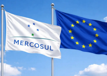 Mercosul e União Europeia avançam para assinar acordo de livre comércio após 25 anos de negociações, criando um mercado integrado de 720 milhões de pessoas.