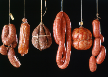 OMS esclarece que carnes processadas estão associadas ao câncer com base em evidências científicas, mas risco não se equipara ao do tabaco.