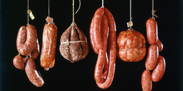 OMS esclarece que carnes processadas estão associadas ao câncer com base em evidências científicas, mas risco não se equipara ao do tabaco.
