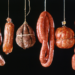 OMS esclarece que carnes processadas estão associadas ao câncer com base em evidências científicas, mas risco não se equipara ao do tabaco.