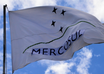 Mercosul e União Europeia firmam acordo histórico de livre comércio após 26 anos de negociações e avançam para ratificação.
