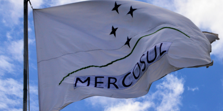 Mercosul e União Europeia firmam acordo histórico de livre comércio após 26 anos de negociações e avançam para ratificação.