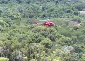 Helicóptero cai em área de mata em Guaratiba, na Zona Oeste do Rio, e mata três ocupantes. FAB e CENIPA abrem investigação para apurar as causas do acidente.