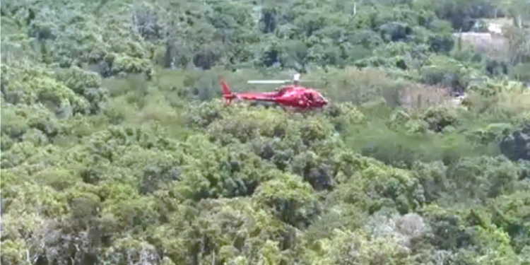 Helicóptero cai em área de mata em Guaratiba, na Zona Oeste do Rio, e mata três ocupantes. FAB e CENIPA abrem investigação para apurar as causas do acidente.