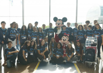 Alunos da rede municipal do Rio de Janeiro viajam para Orlando como prêmio da Olimpíada Carioca de Matemática 2025. Visitas à Disney e à Nasa integram a recompensa.