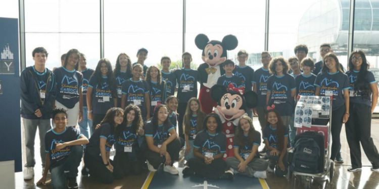 Alunos da rede municipal do Rio de Janeiro viajam para Orlando como prêmio da Olimpíada Carioca de Matemática 2025. Visitas à Disney e à Nasa integram a recompensa.