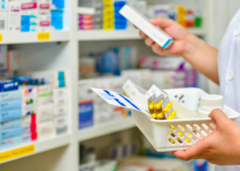 Secretaria de Saúde do RJ alerta sobre os riscos dos medicamentos falsificados e orienta consumidores a comprarem apenas em locais regularizados.