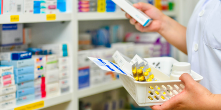 Secretaria de Saúde do RJ alerta sobre os riscos dos medicamentos falsificados e orienta consumidores a comprarem apenas em locais regularizados.