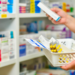 Secretaria de Saúde do RJ alerta sobre os riscos dos medicamentos falsificados e orienta consumidores a comprarem apenas em locais regularizados.