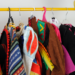 Evento de troca de fantasias no Centro do Rio permite que foliões economizem e criem looks únicos para o carnaval, promovendo sustentabilidade e criatividade.