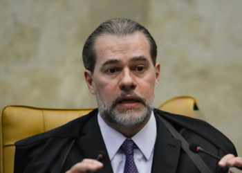 Entre 2022 e 2025, o TRT-2 pagou R$ 450 mil em diárias a servidores que prestaram apoio a autoridade do STF durante viagens a resort no Paraná, levantando dúvidas sobre transparência e uso de dinheiro público.