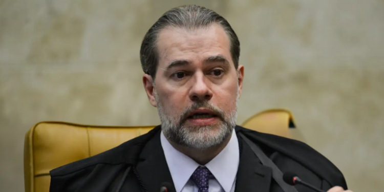Entre 2022 e 2025, o TRT-2 pagou R$ 450 mil em diárias a servidores que prestaram apoio a autoridade do STF durante viagens a resort no Paraná, levantando dúvidas sobre transparência e uso de dinheiro público.