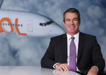 Constantino de Oliveira Júnior, fundador da Gol Linhas Aéreas, morre aos 57 anos após luta contra câncer. Empresário marcou a aviação brasileira com inovação e expansão da companhia.