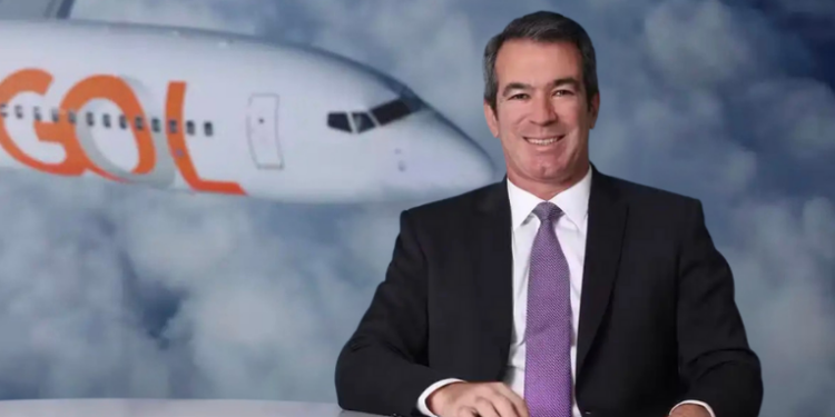 Constantino de Oliveira Júnior, fundador da Gol Linhas Aéreas, morre aos 57 anos após luta contra câncer. Empresário marcou a aviação brasileira com inovação e expansão da companhia.