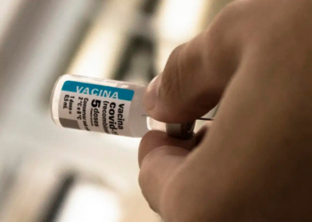 Mesmo fora da emergência sanitária global, a covid-19 ainda provoca milhares de casos graves no Brasil. Especialistas alertam para baixa cobertura vacinal e riscos de novos surtos.