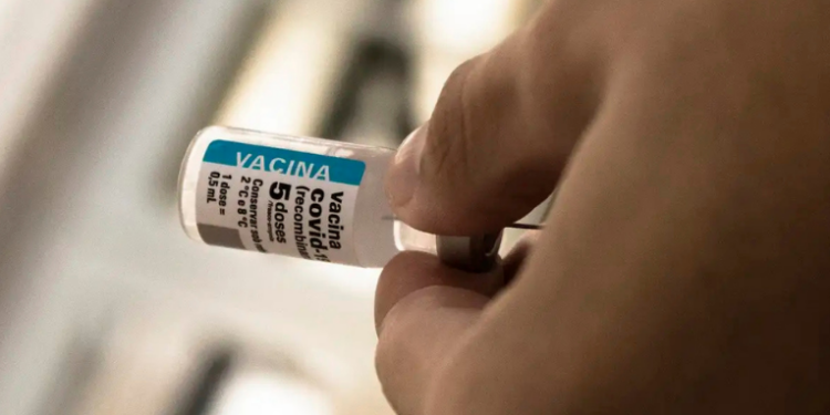 Mesmo fora da emergência sanitária global, a covid-19 ainda provoca milhares de casos graves no Brasil. Especialistas alertam para baixa cobertura vacinal e riscos de novos surtos.