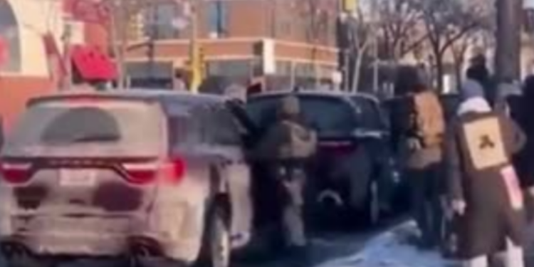 Um homem de 37 anos morreu em Minneapolis durante operação do ICE. Autoridades locais, ONU e líderes políticos reagem a uso de força e políticas migratórias nos EUA.