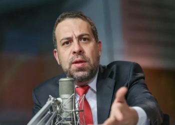 Ministro Guilherme Boulos e presidente da CNI, Ricardo Alban, divergem sobre redução da escala 6x1. Governo defende produtividade e justiça social; setor industrial alerta sobre aumento de custos.