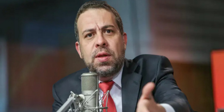 Ministro Guilherme Boulos e presidente da CNI, Ricardo Alban, divergem sobre redução da escala 6x1. Governo defende produtividade e justiça social; setor industrial alerta sobre aumento de custos.