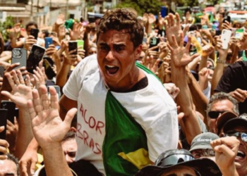 Nikolas publicou falso relatório atribuído à Polícia Federal sobre suas conversas com Daniel Vorcaro e afirma que retirou o conteúdo pouco depois.