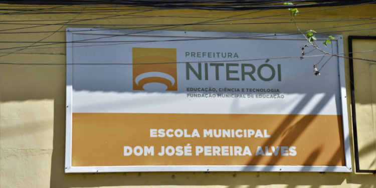 Niterói inaugura em 2026 a primeira escola pública bilíngue da cidade, com aulas em Português e Espanhol. Projeto pioneiro na Escola Municipal Dom José Pereira Alves busca ampliar oportunidades culturais e educacionais.