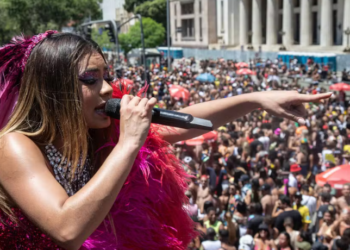 O Carnaval de Rua do Rio de Janeiro volta com Lexa à frente de seu megabloco e mais de 460 blocos espalhados pela cidade. Festa promete reunir milhões de foliões neste domingo.