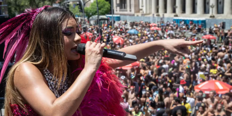 O Carnaval de Rua do Rio de Janeiro volta com Lexa à frente de seu megabloco e mais de 460 blocos espalhados pela cidade. Festa promete reunir milhões de foliões neste domingo.