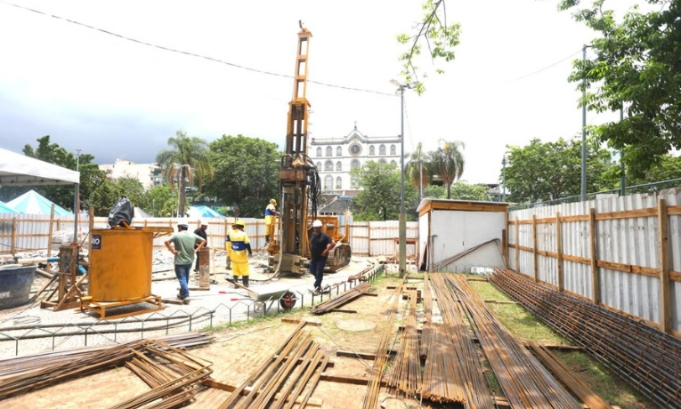 A Prefeitura do Rio iniciou a instalação do monumento em homenagem a Martinho da Vila, em Vila Isabel. A obra valoriza a cultura popular e a memória musical da cidade